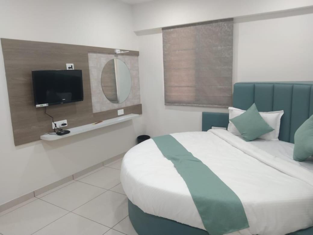 Hotel Md Residency Ānand Екстериор снимка