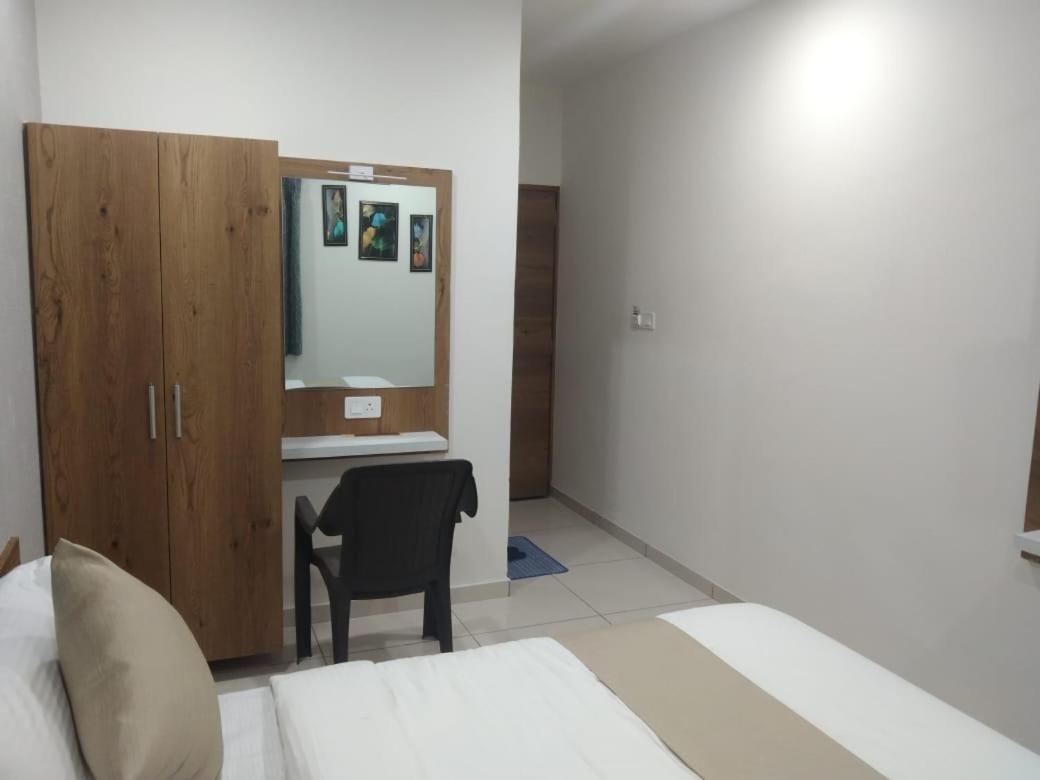 Hotel Md Residency Ānand Екстериор снимка