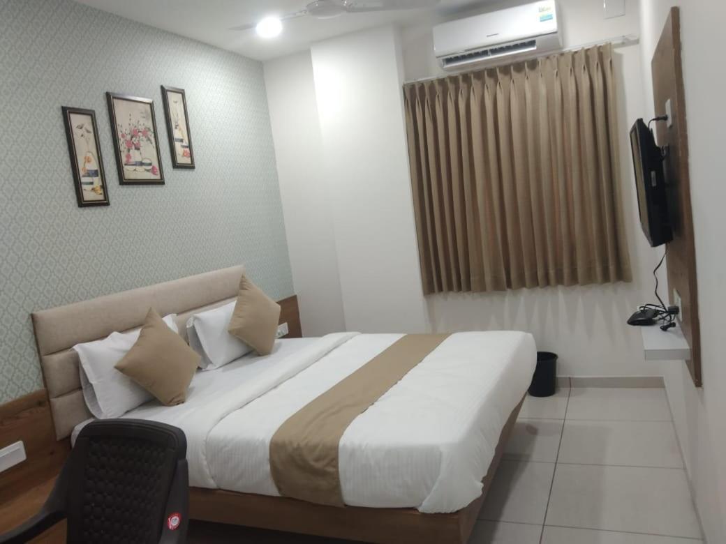 Hotel Md Residency Ānand Екстериор снимка