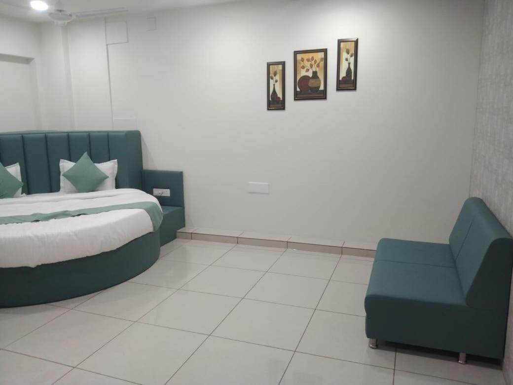 Hotel Md Residency Ānand Екстериор снимка