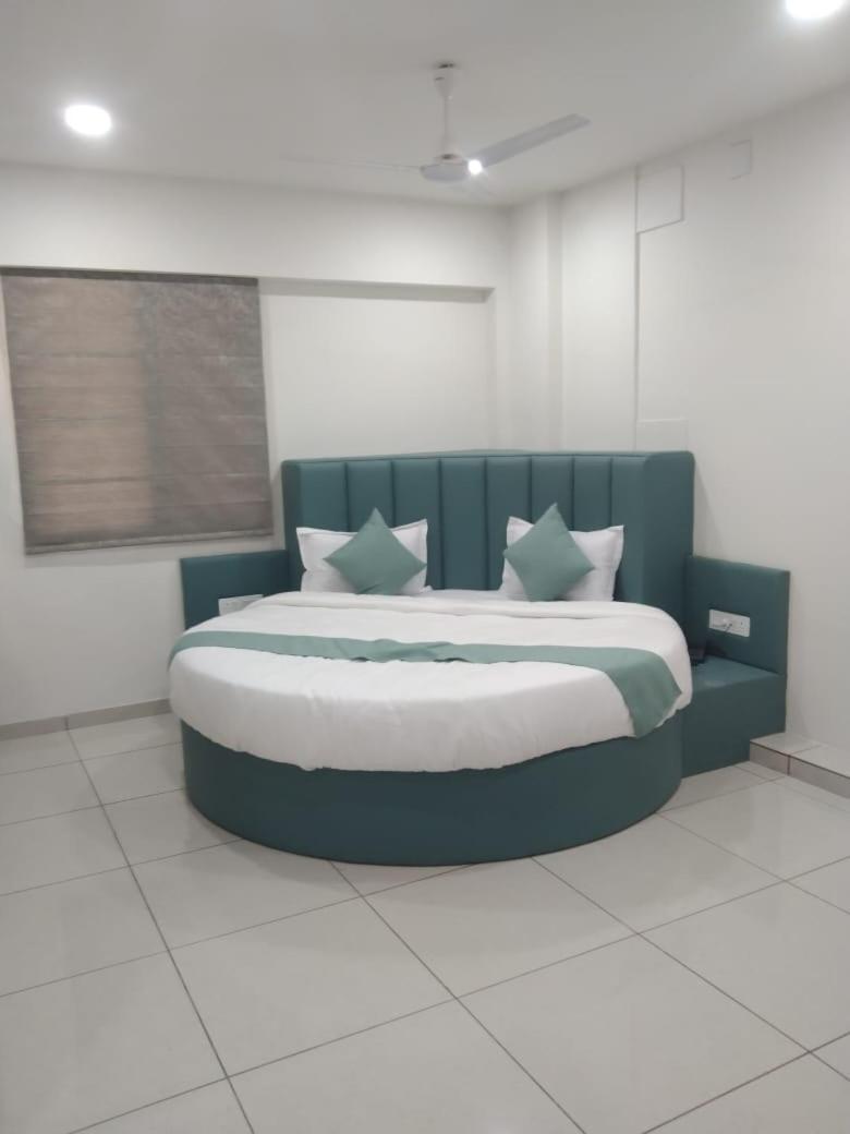 Hotel Md Residency Ānand Екстериор снимка